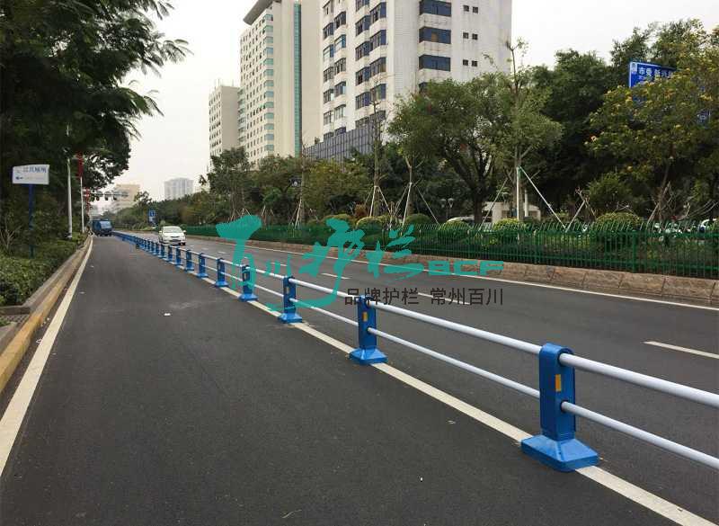 廣東汕頭市移動(dòng)護(hù)欄