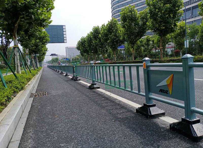 裝扮不銹鋼護(hù)欄的方法